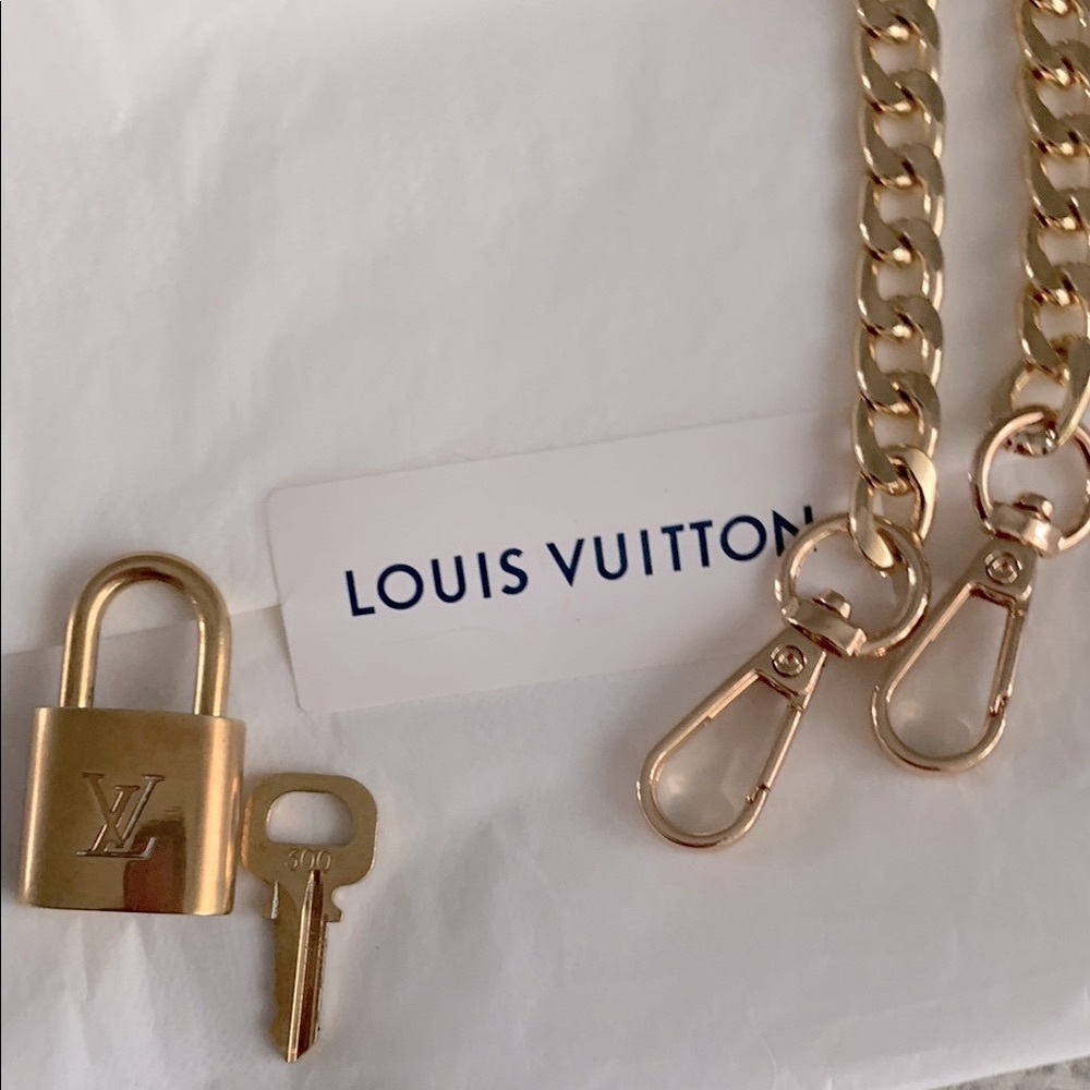 LV Louis Vuitton Goldtone Lock and Key with Unbranded Chain - Picture 8 of 8